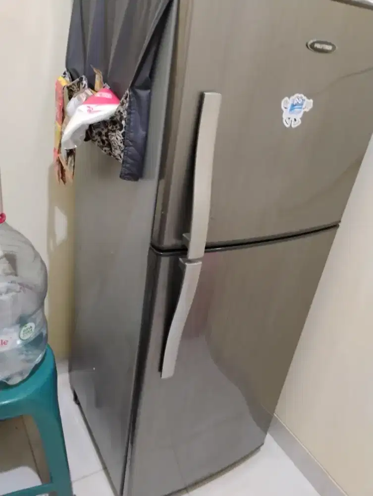 Di jual kulkas dua pintu