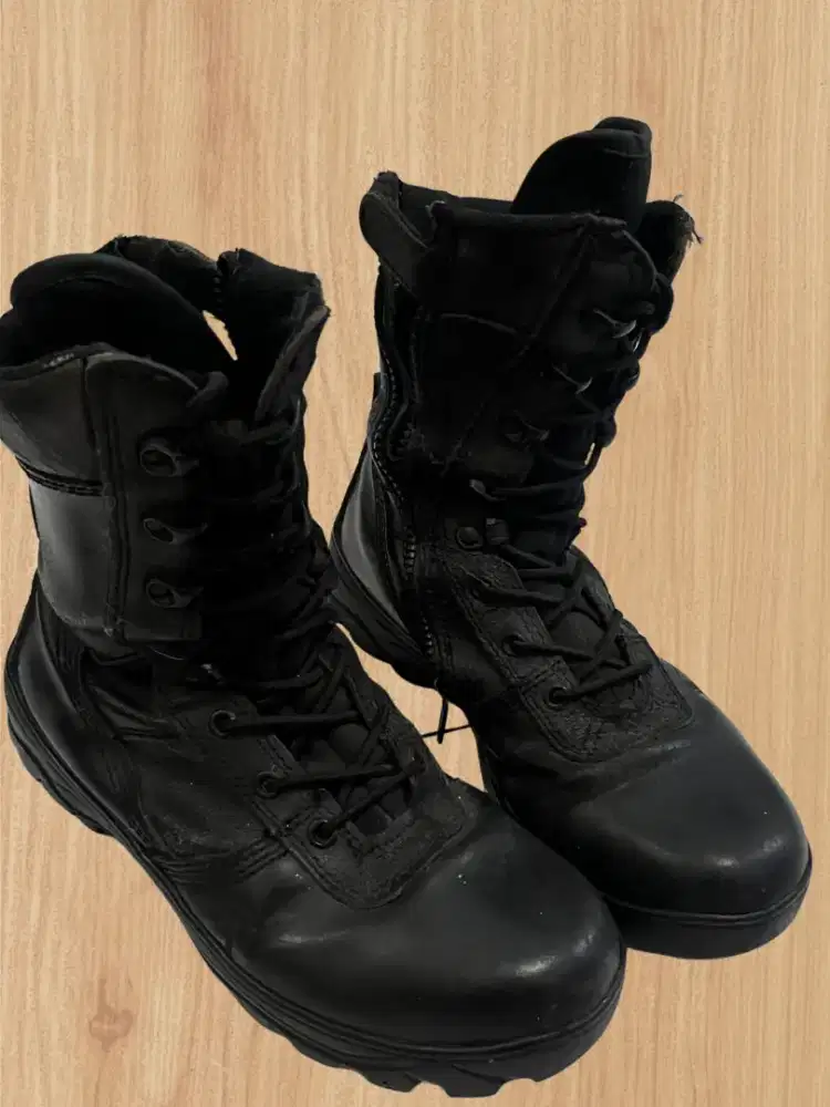 Sepatu Boots Unisex Hitam High Ankle Tali & Resleting Sol Tebal
