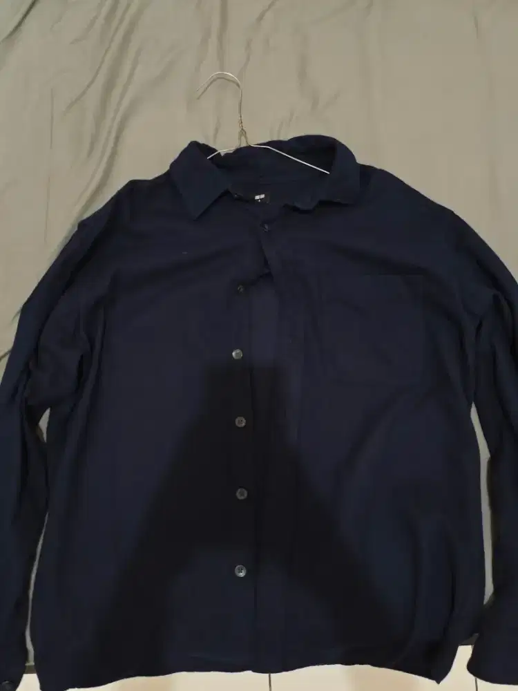kemeja navy UNIQLO