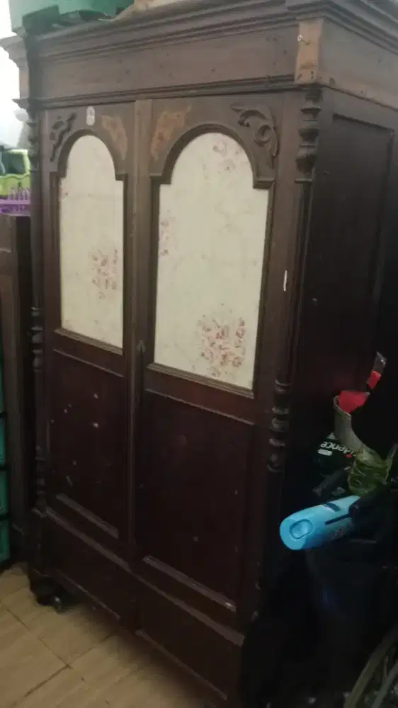 Lemari pakaian second