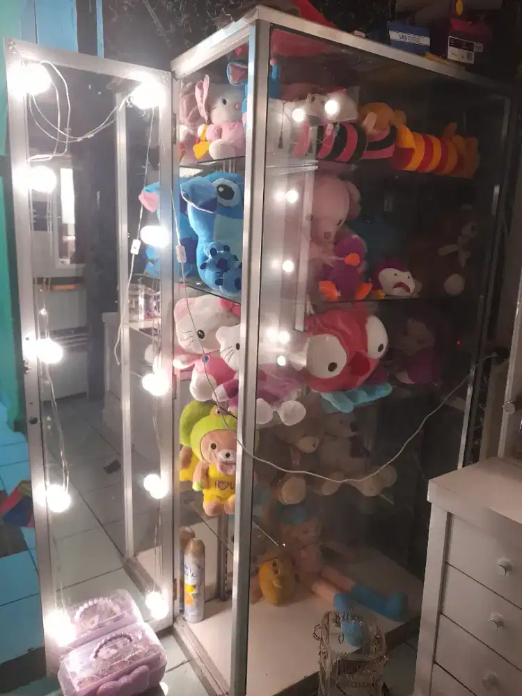 Etalase kaca untuk salon