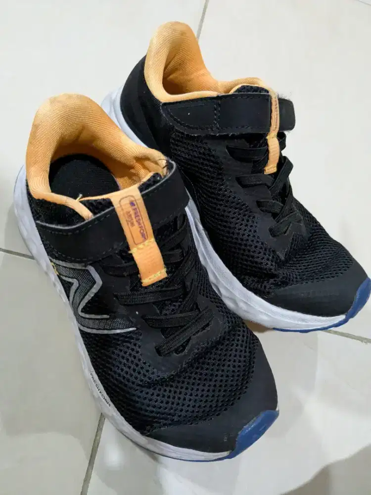 Sepatu anak cowok NB New Balance size 30 EU