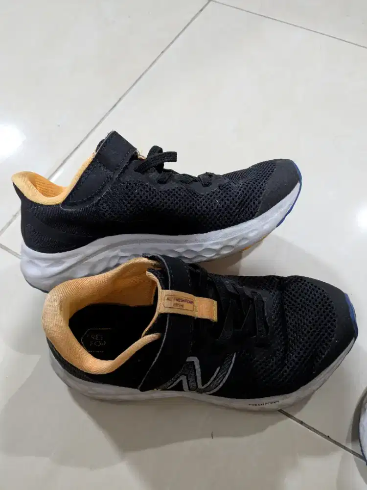 Sepatu anak cowok NB New Balance size 30 EU