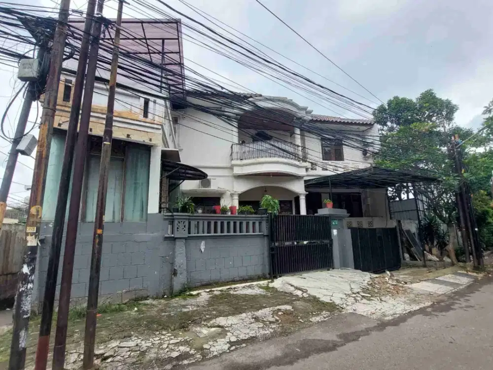 Dijual Rumah Nyaman Hoek & Strategis Hanya 50 m ke Sta. MRT Cipete Raya.