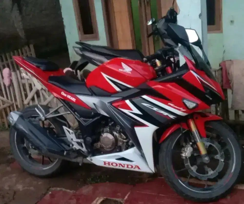 Honda CBR 150r raccing rade