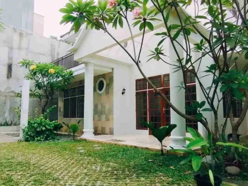 Disewakan Rumah Siap Huni Furnished Strategis Dekat Sta. MRT Cipete Raya.