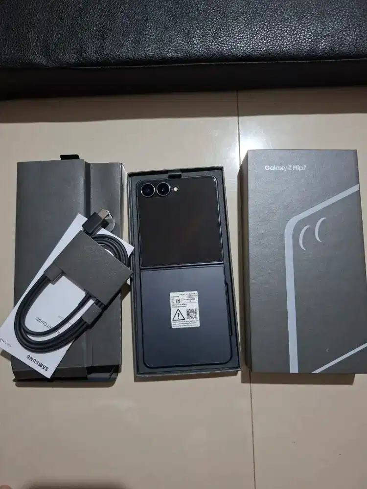 Samsung Z Flip7 12/256gb Garansi resmi SEIN