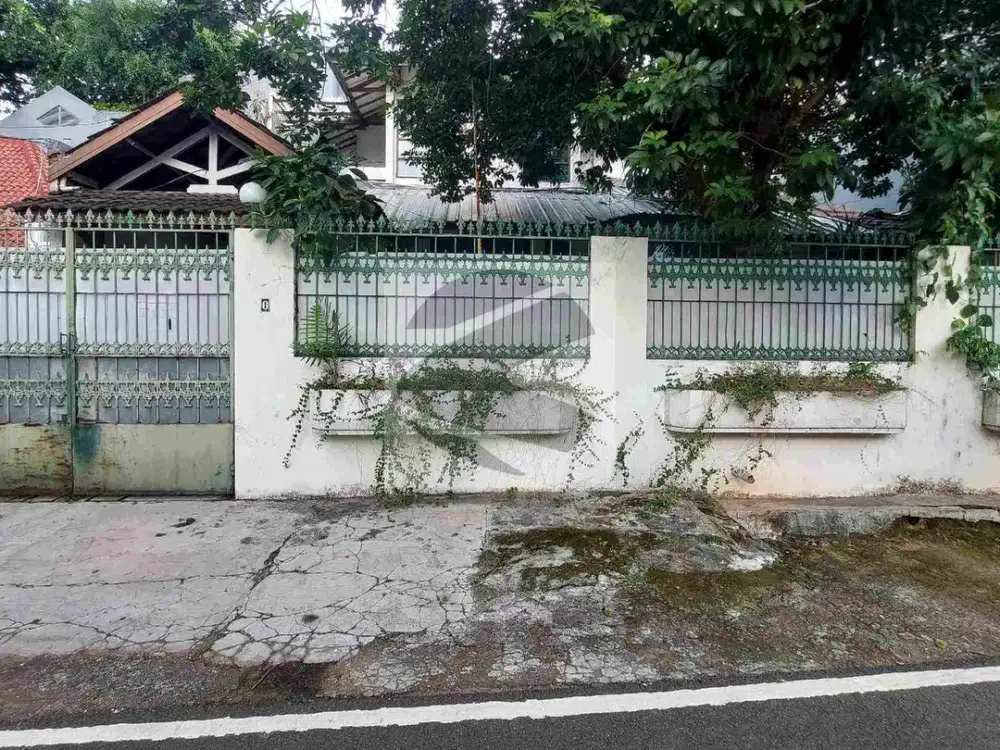 Dijual Rumah Lama Hitung Tanah Saja selangkah ke Senopati & Suryo