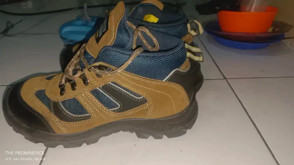 Sepatu safety jogger uk 40