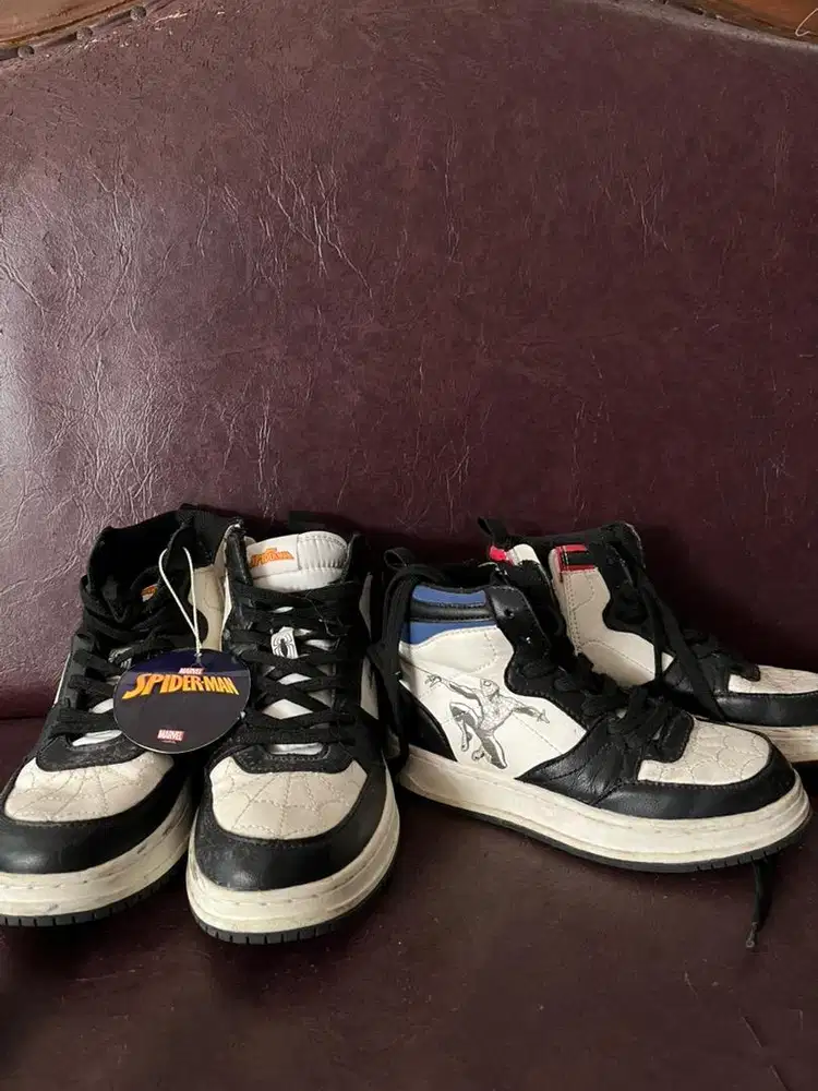 Sepatu sneakers anak laki