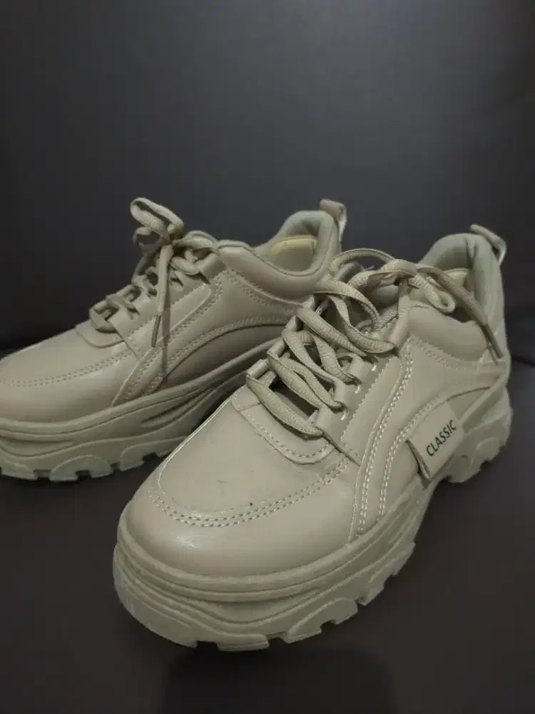 Sepatu classic ukuran 37