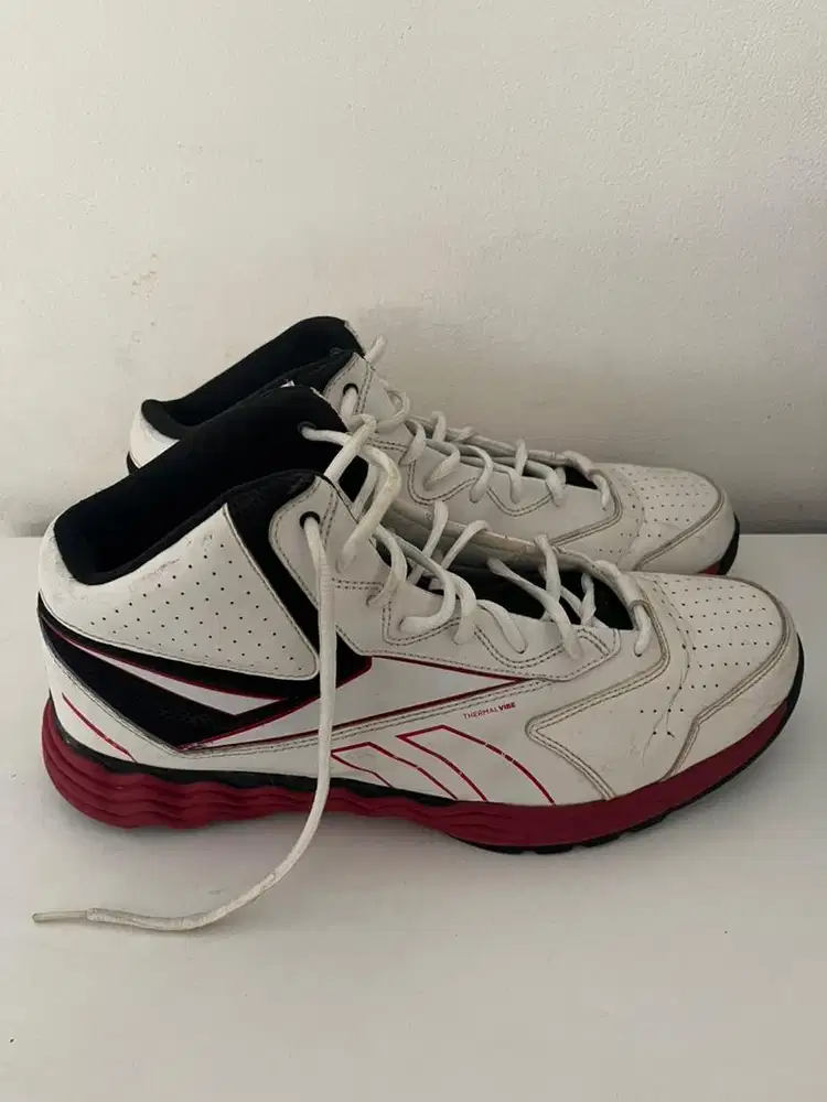 Sepatu basket Reebook