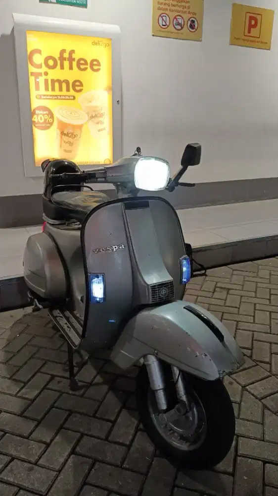 Vespa PX tahun delapan puluh satu