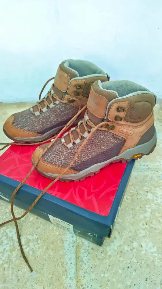 Sepatu Eiger Lora 95% like new
