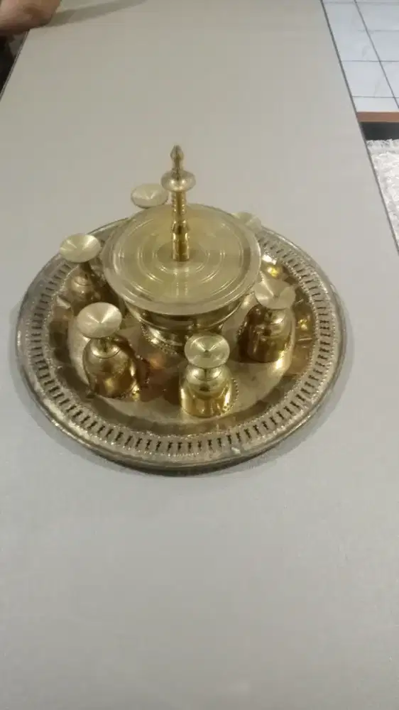 Hiasan kuningan antik dan estetik