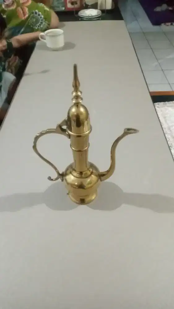 Hiasan kuningan teko antik