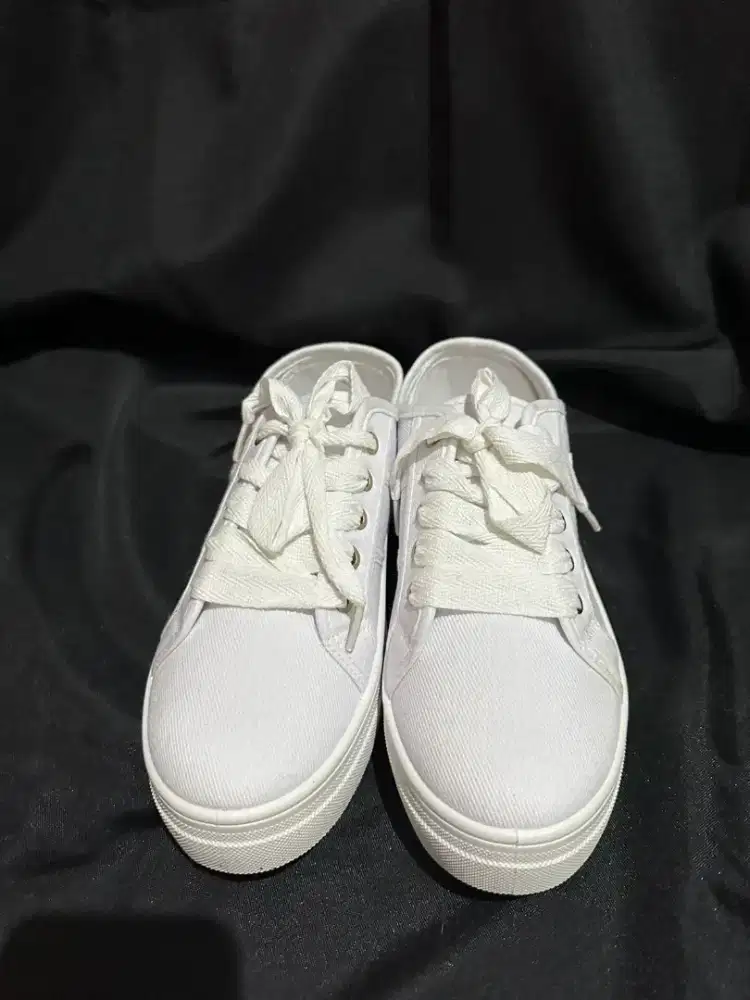 Dijual Murah Sepatu Rubi White Size 37 up to 38. Belum pernah dipakai