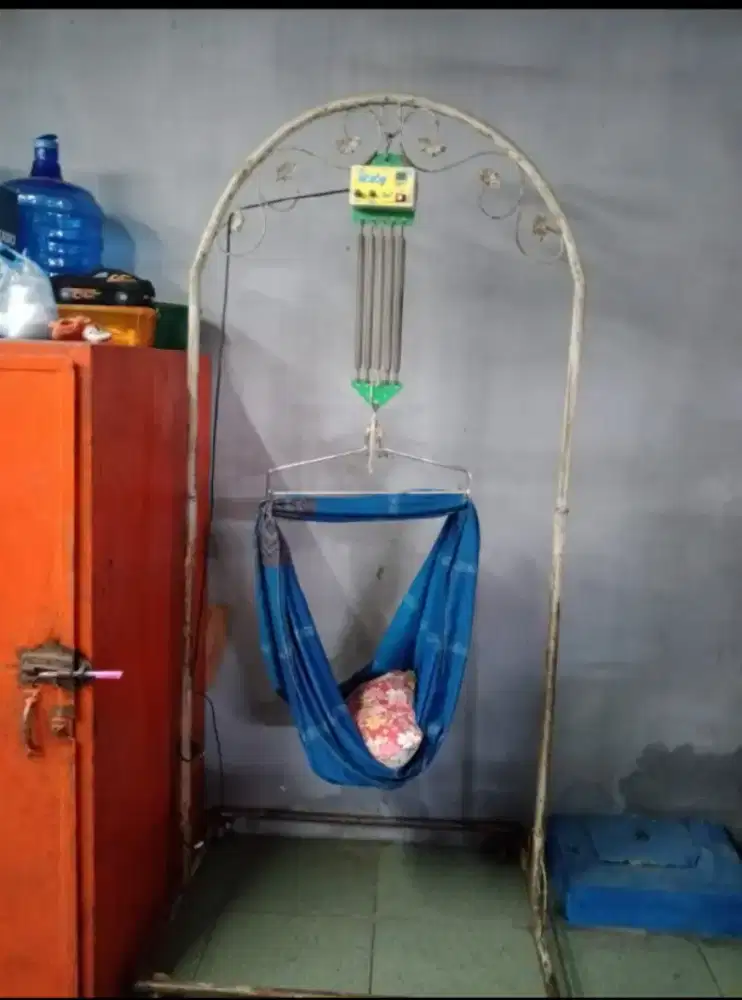 Ayunan listrik dan tiang