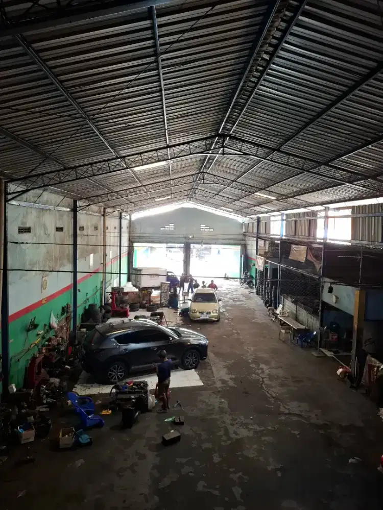 Gudang Pinggir Jalan Kota