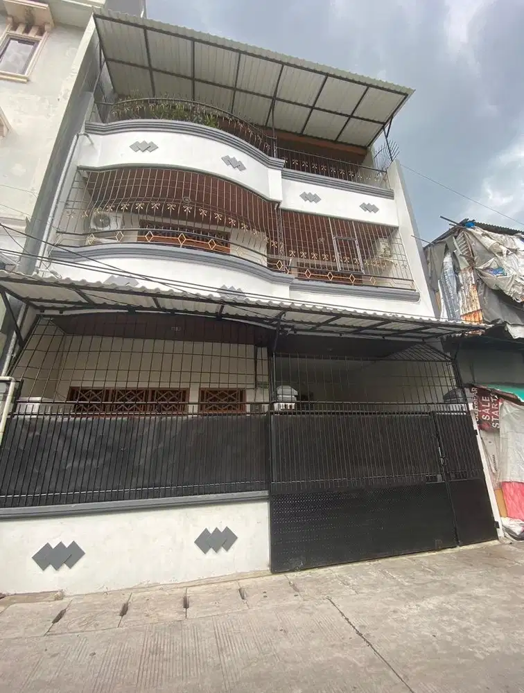 JUAL RUMAH PADEMANGAN TIMUR 3 LANTAI FULL FURNISH GARASI 1 MOBIL