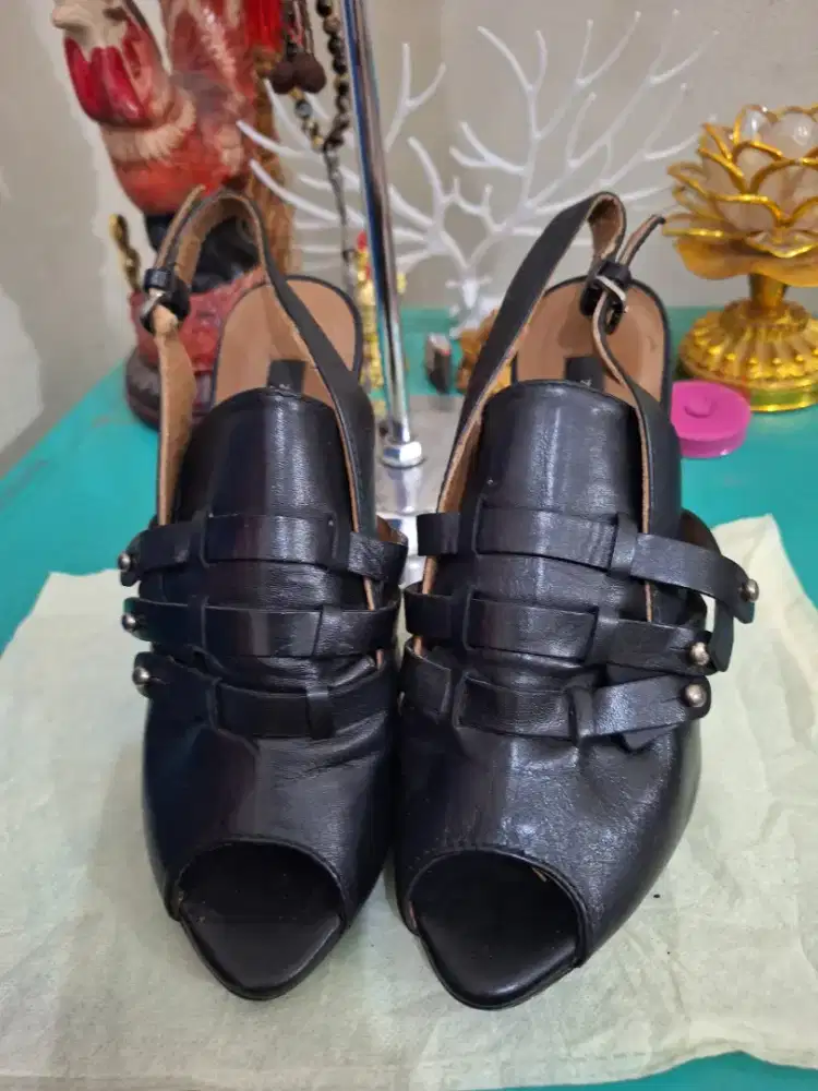 Sandal heels branded 
Zara woman warna hitam 
Limitrd edition 
Barang