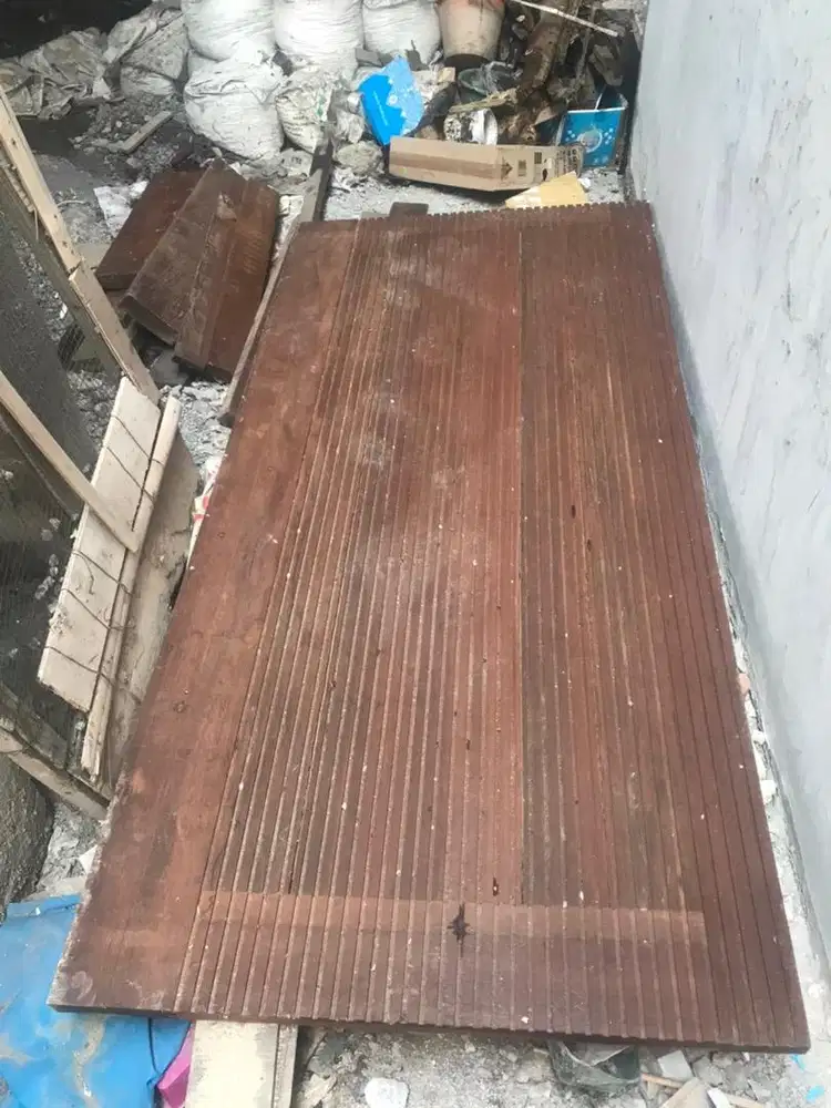 Pintu kayu ulin