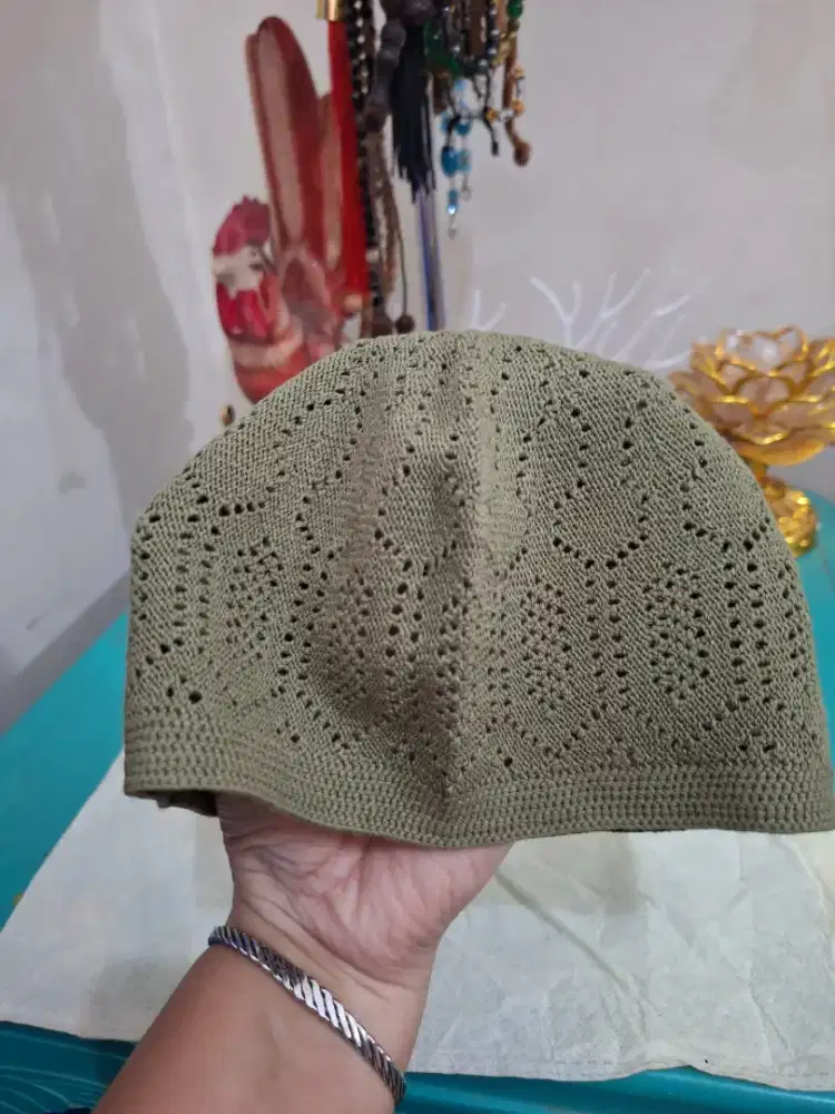 Peci warna hijau zaitun 
Digunakan untuk sholat 
Untuk orang islam 
Ba