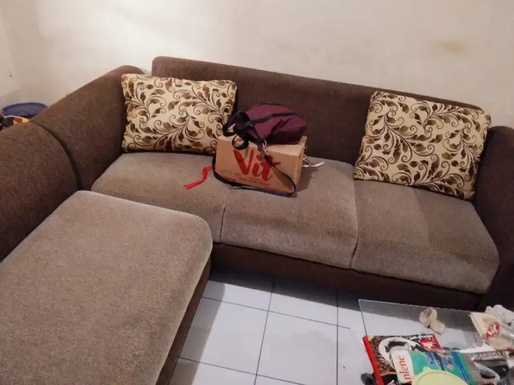 Sofa letter L warna coklat lengkap demgan 4 bantal