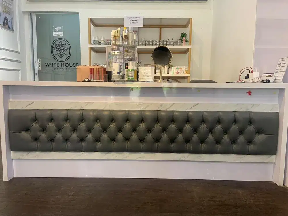 Meja kasir / front desk