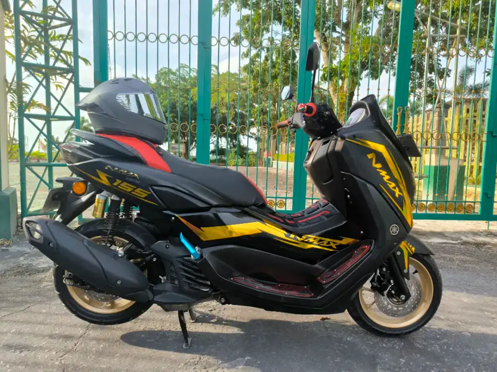 Yamaha N-Max warna hitam