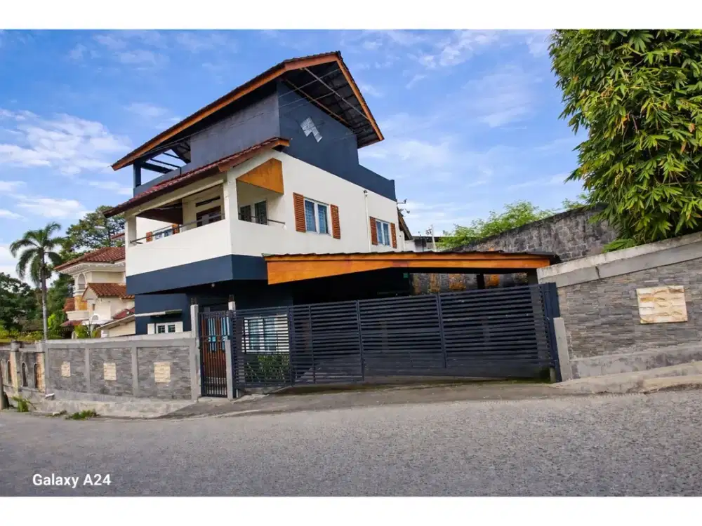 DISEWA RUMAH TAHUNAN 2 LANTAI BAGUS SIAP HUNI STRATEGIS SENTUL CITY