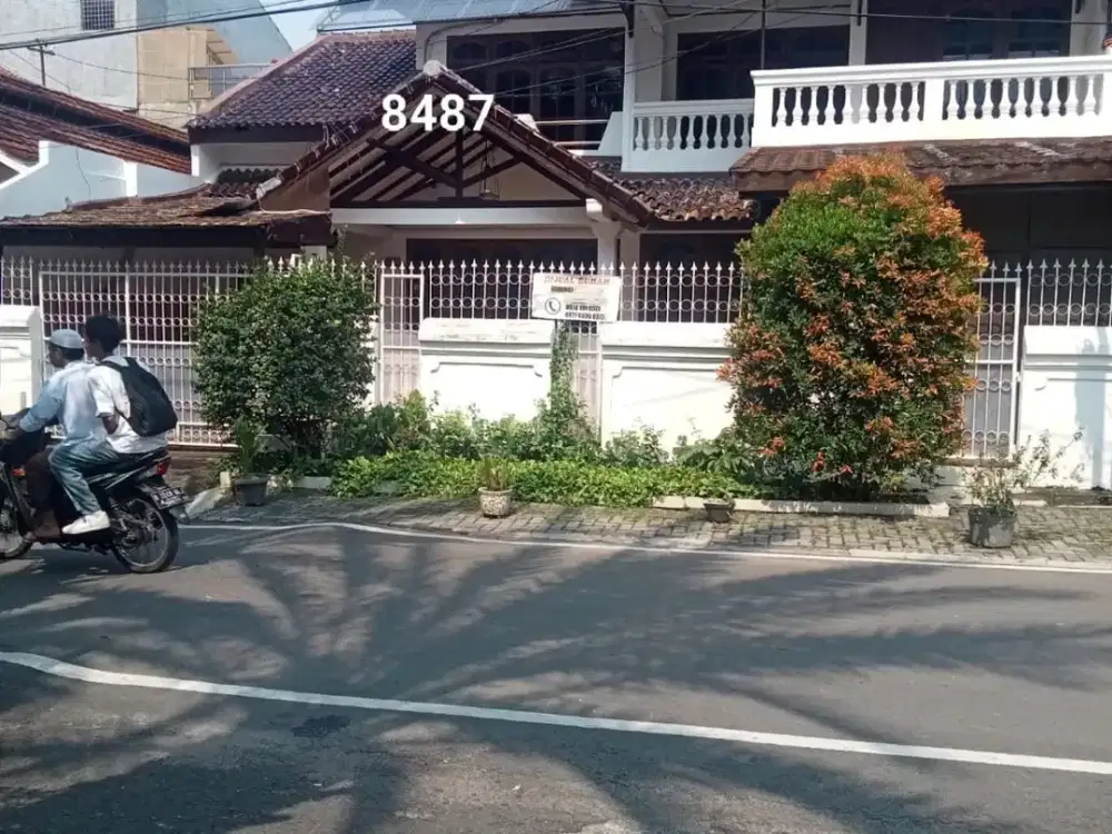 Dijual cepat rumah harga dibawah pasaran bangunan lama di Pulomas dalam Komplek