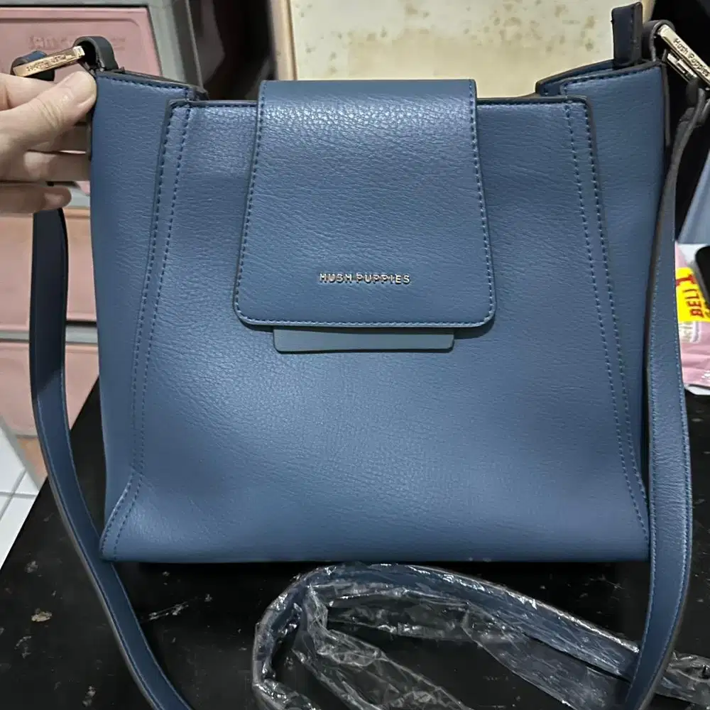 Tas Hush Puppies ASLI, sangat recommended. Preloved.