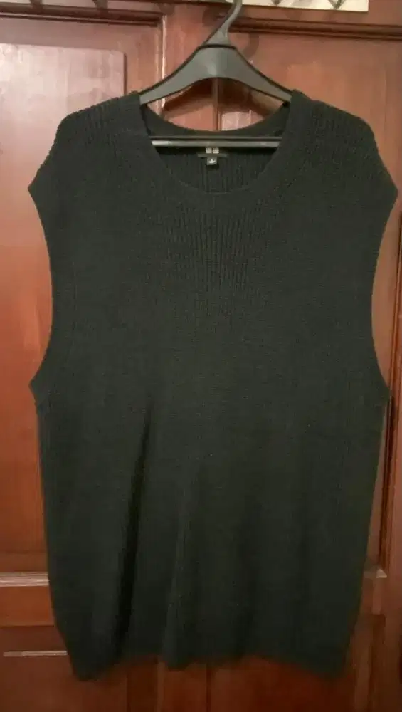 dijual vest uniqlo hitam
