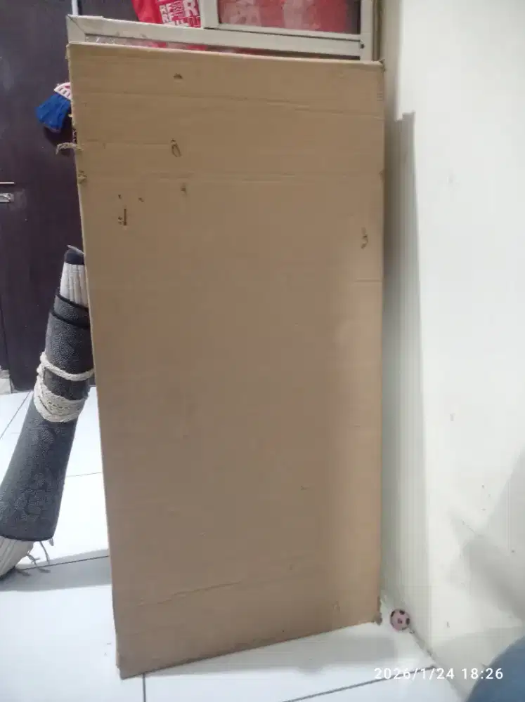 Meja TV baru belum dibuka