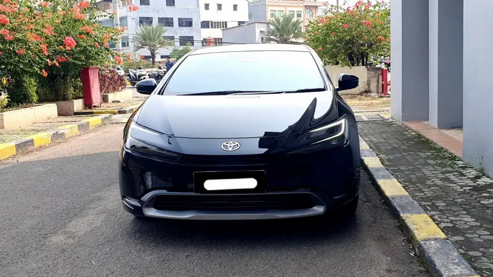 Km3rb toyota prius z hev hybrid 2023 hitam