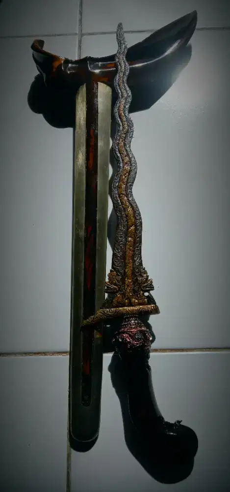 Keris Tinatah Naga Kembar