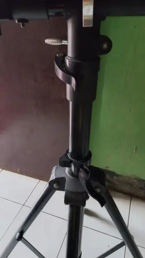 Stand sepeda untuk display atau servis