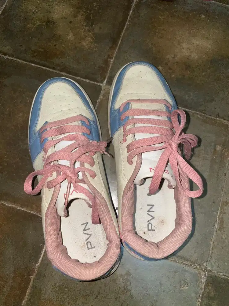 Preloved Sepatu Sneaker Wanita