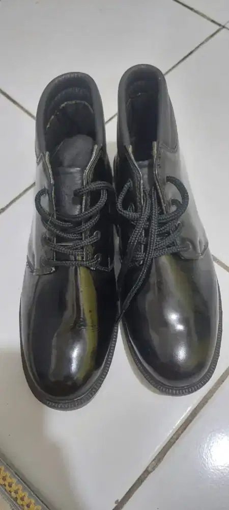 Sepatu pdl mengkilap
