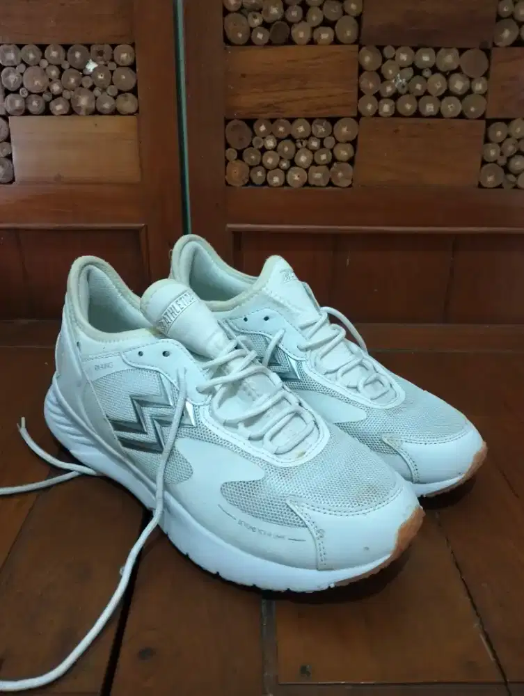 Sepatu olahraga putih