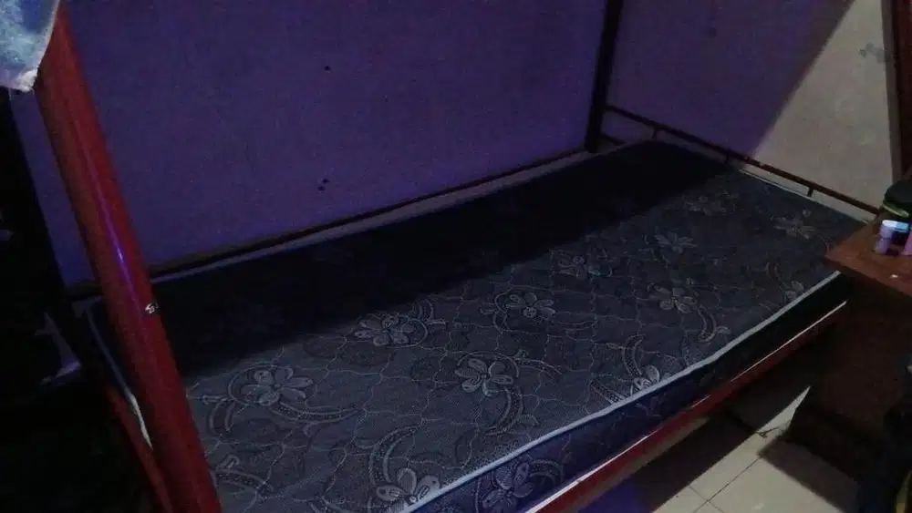 ranjang tingkat 2 susun merah marun