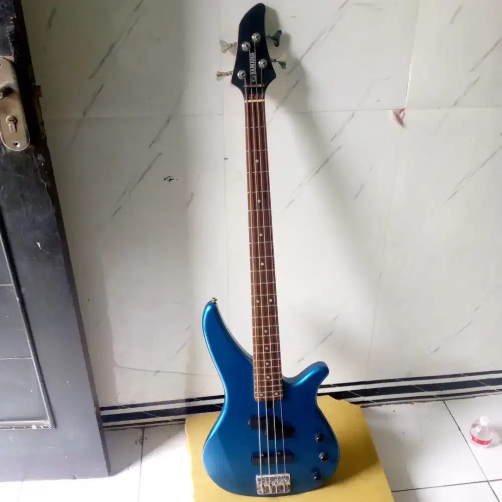 GUITAR BASS YAMAHA