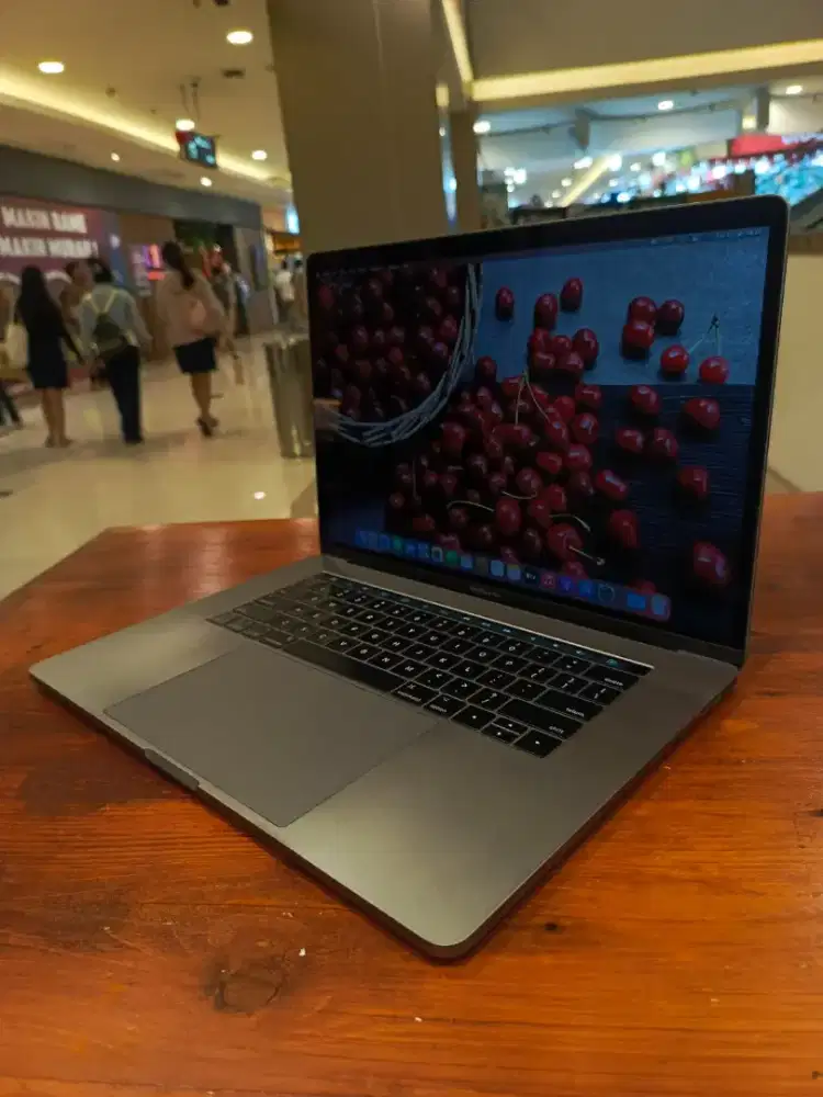 Macbook Pro Retina 15 inch , 2017 touchbar