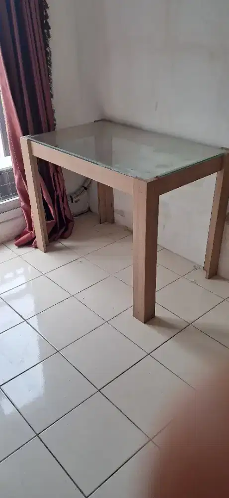 meja makan kaca kondisi 70% siap pakai