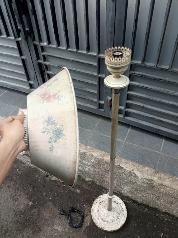 Lampu Sudut Lawas dan Jadul