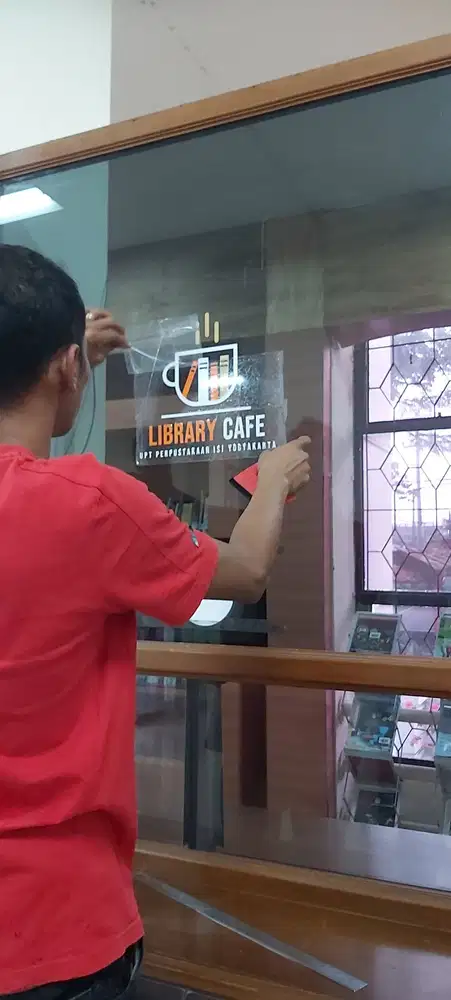 STICKER CUTTING, CUTTING STICKER, STICKER KACA TEMPAT USAHA & KAMPUS