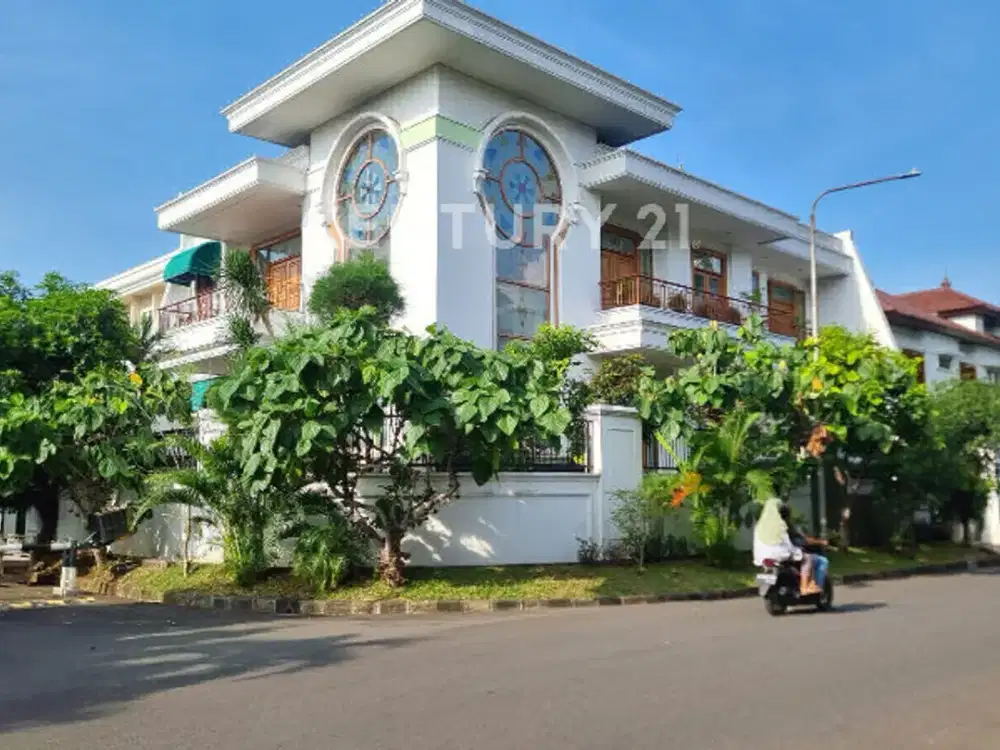 RUMAH HOOK MEWAH BERGAYA CLASSIC LOKASI STRATEGIS DI KEMBANGAN
