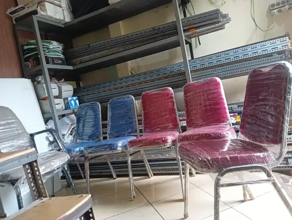 Jual kursi besi satuan nya 100.000 klu ambil semua nya 6 pcs 550.000