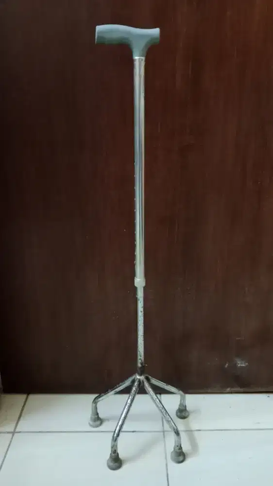 Tongkat Kaki 4 buat Lansia